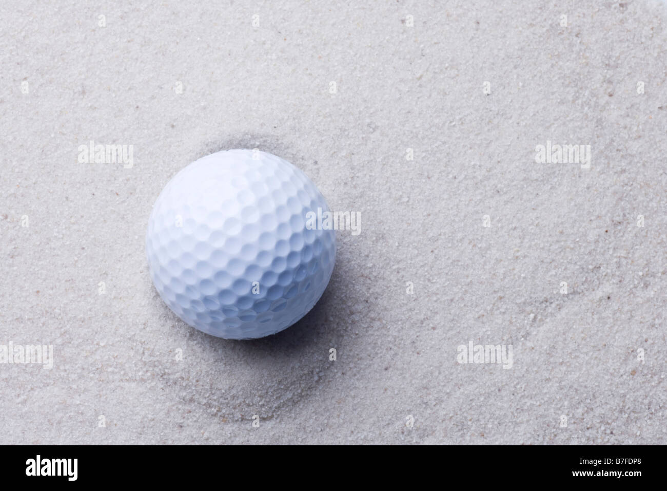 La pallina da golf nella trappola di sabbia Foto Stock