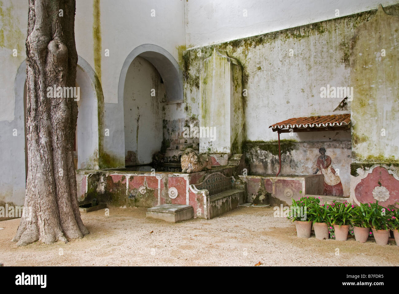 Il 16c Palacio Nacional (Palazzo Nazionale), Sintra, Portogallo. Il cortile giardino, con un trompe-l'œil sollievo di una ragazza nera servitore al lavoro Foto Stock