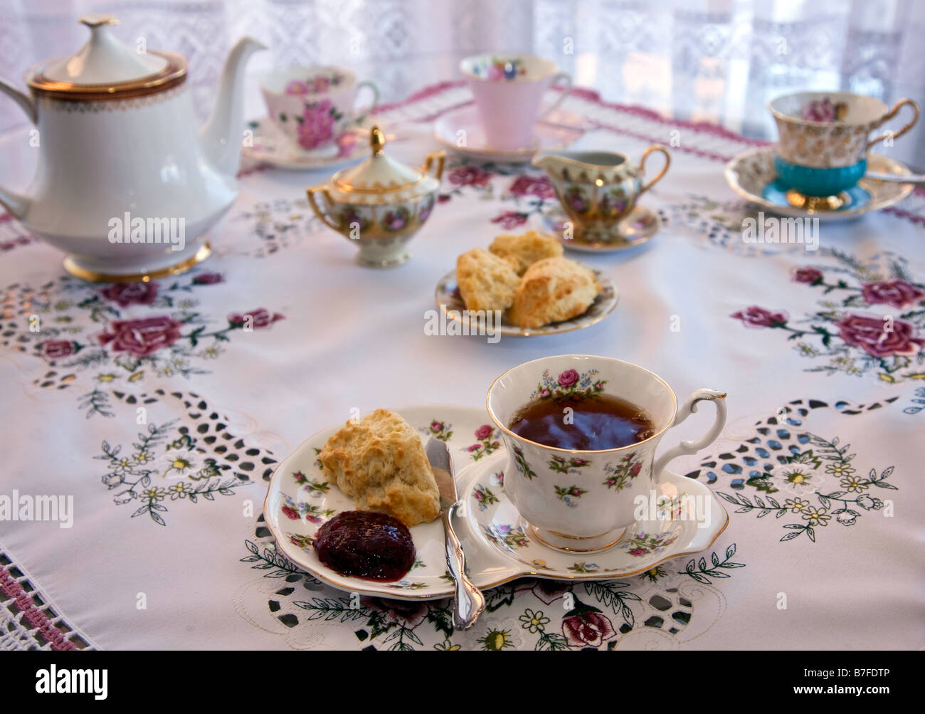 Tradizionale English High Tea tè con biscotti, impostazione tabella nella porta Foto Stock