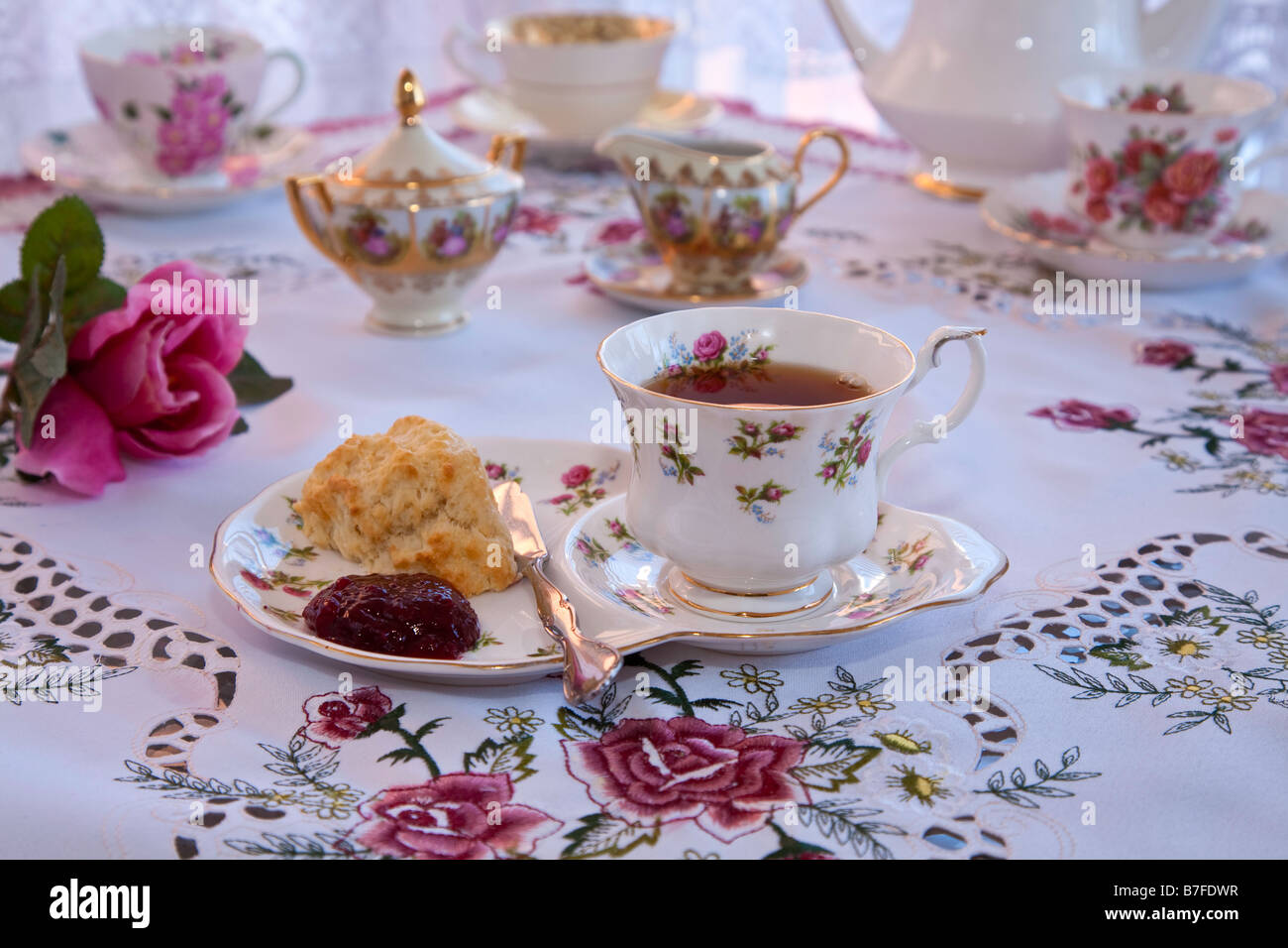 Tradizionale English High Tea tè con biscotti, impostazione tabella nella porta Foto Stock