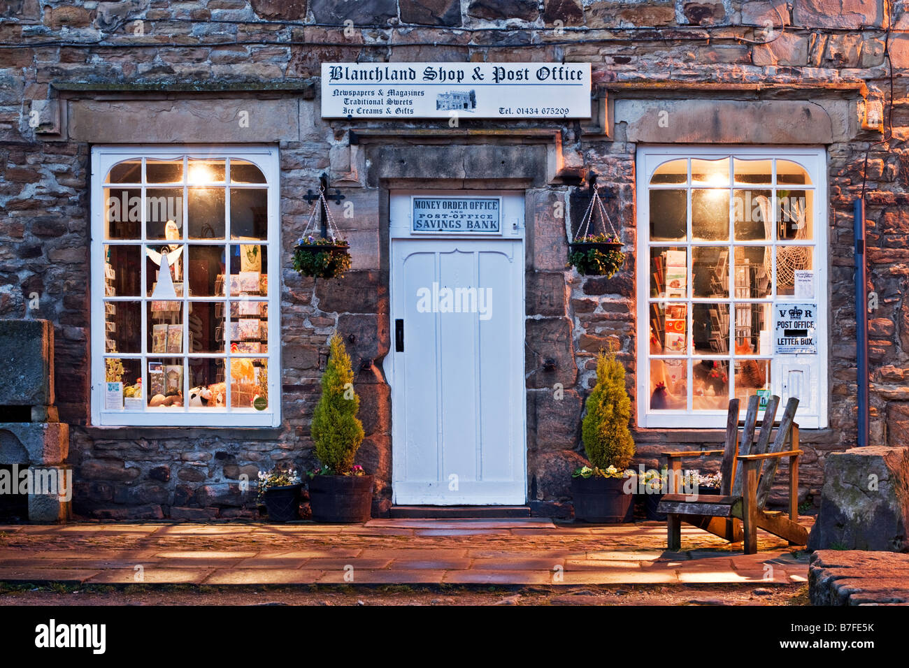 Blanchland Shop e Post Office acceso a un inverno di pomeriggio di Northumberland, Inghilterra Foto Stock