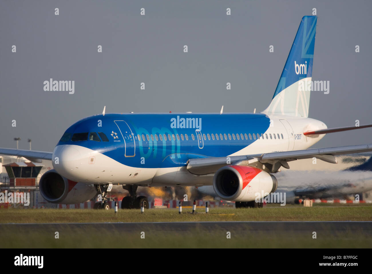 BMI British Midland Airbus A319-131 all'aeroporto di Londra Heathrow. Foto Stock