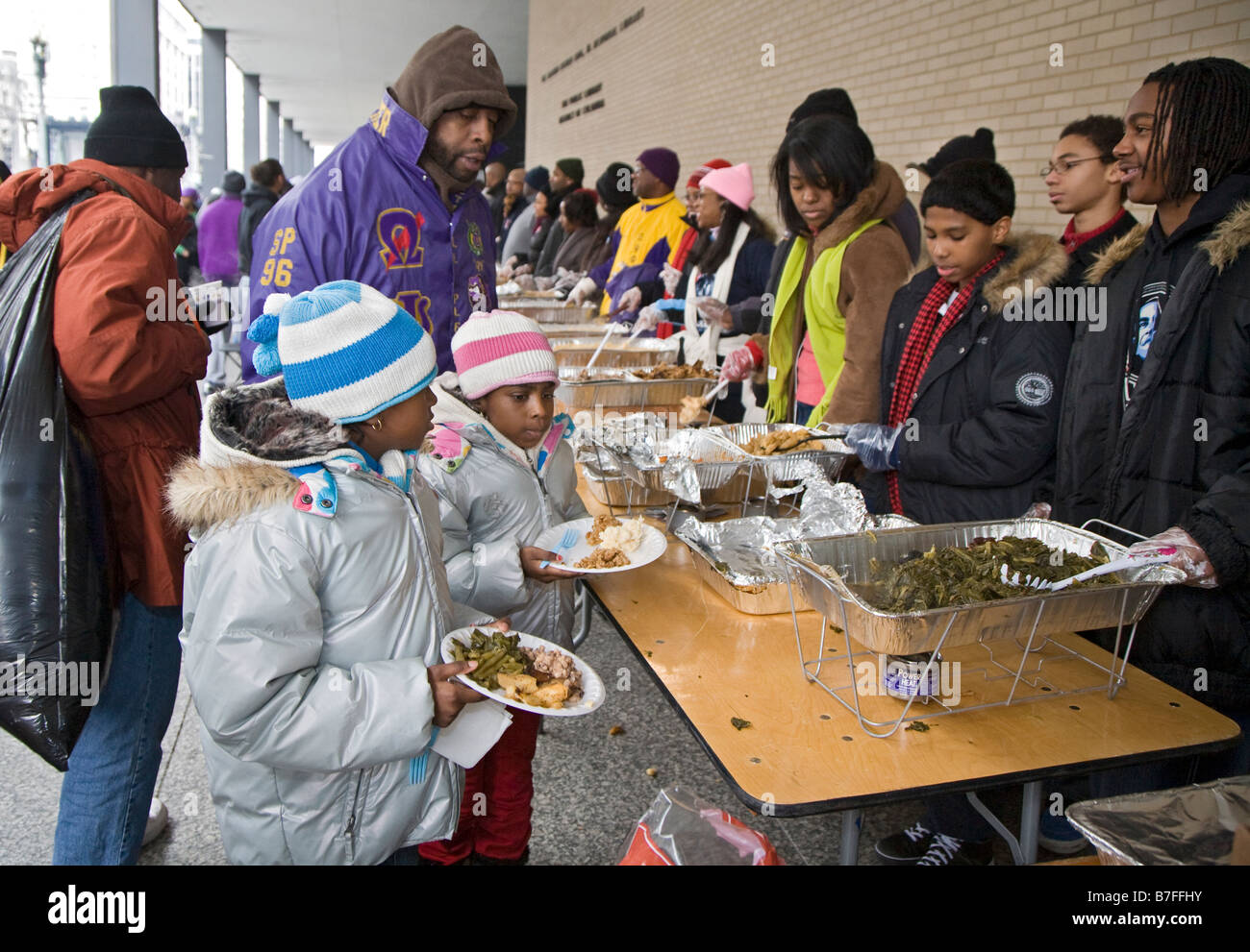 I volontari prestano il loro servizio pasto per i senzatetto a Outdoor Soup Kitchen Foto Stock