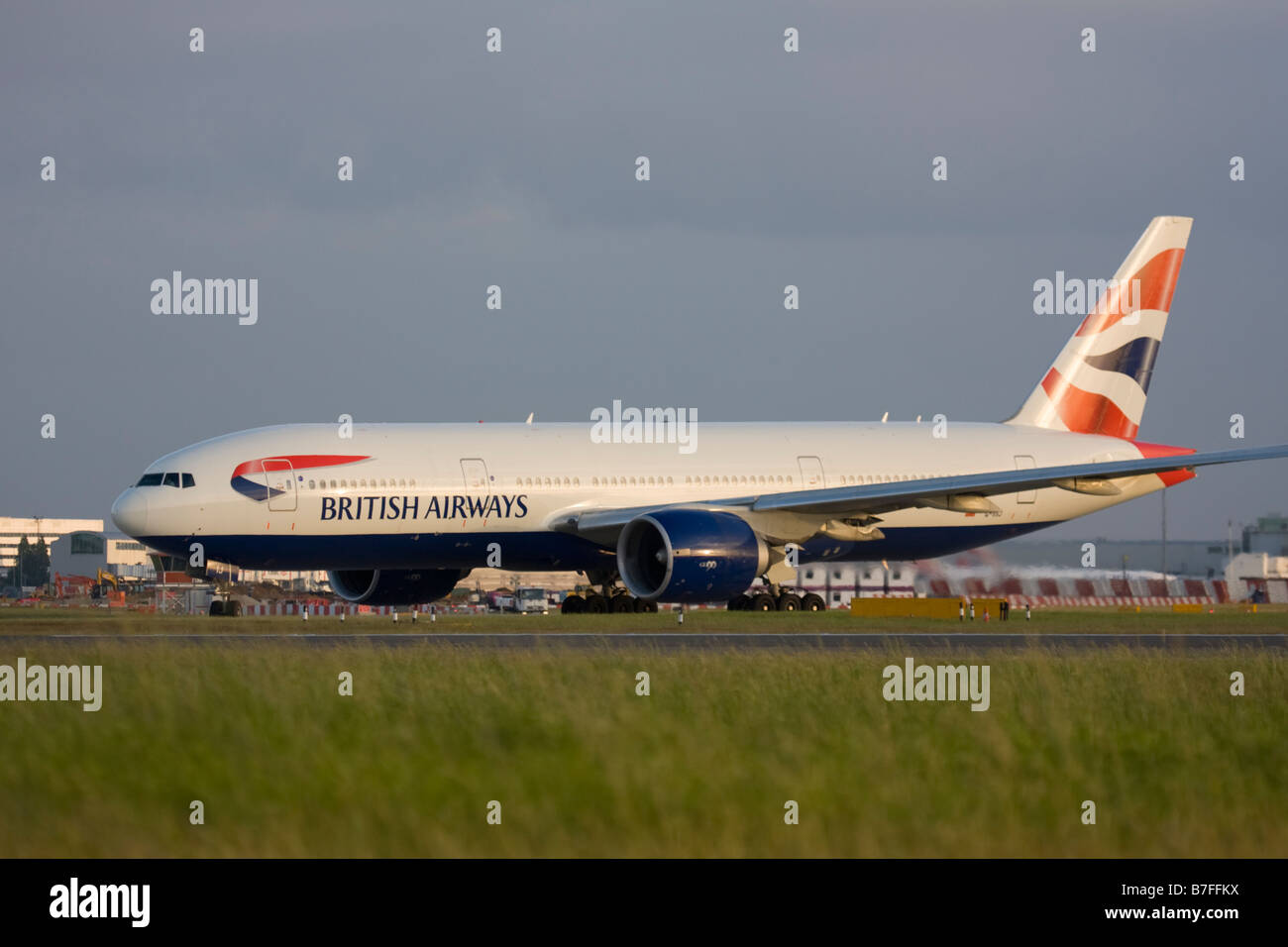 British Airways Boeing 777-236/ER rullaggio per la partenza all'aeroporto di Londra Heathrow. Foto Stock
