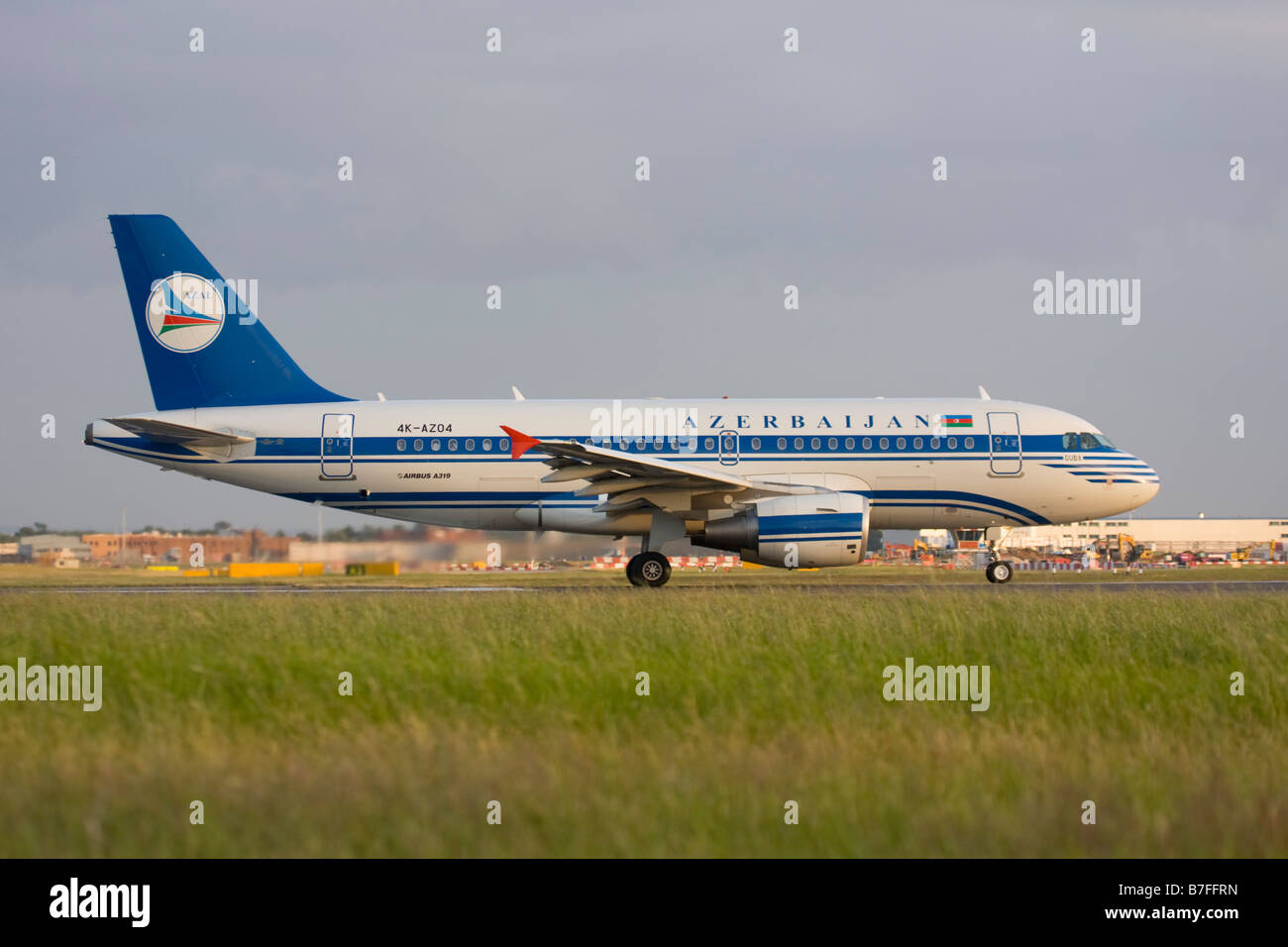 Azerbaigian Airlines - AZAL Airbus A319-111 all'aeroporto di Londra Heathrow. Foto Stock