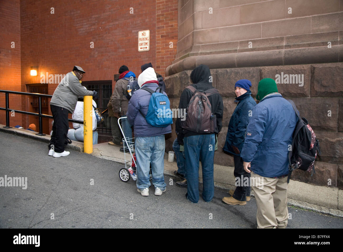 Washington DC senzatetto uomini in fila per la colazione in una chiesa Foto Stock