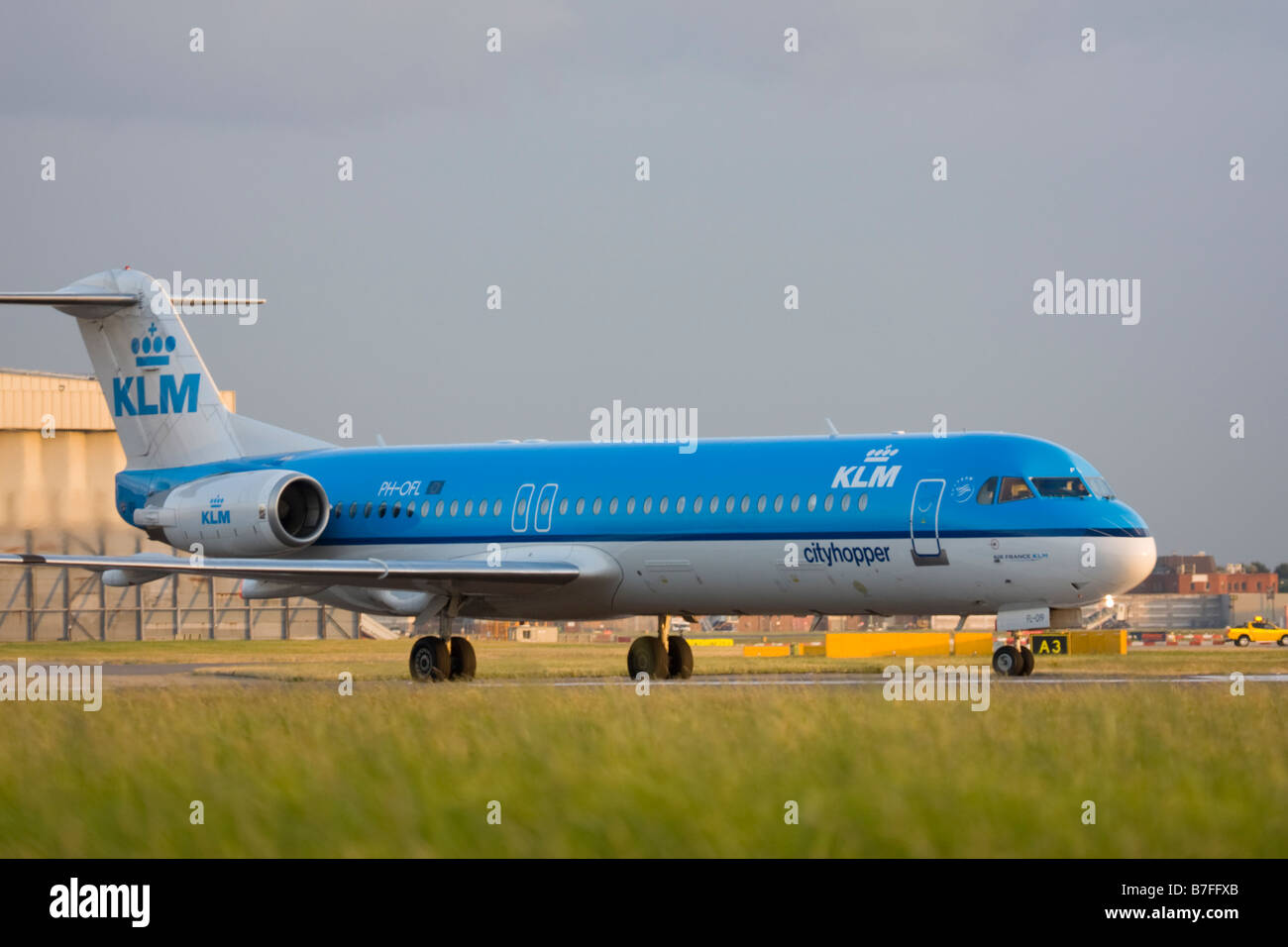 KLM Cityhopper Fokker 100 (F-28-0100) all'aeroporto di Londra Heathrow. Foto Stock