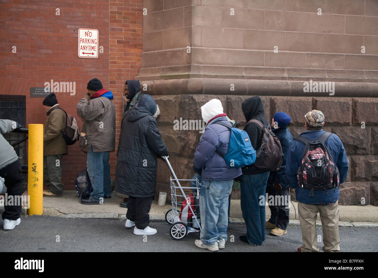 Washington DC senzatetto uomini in fila per la colazione in una chiesa Foto Stock