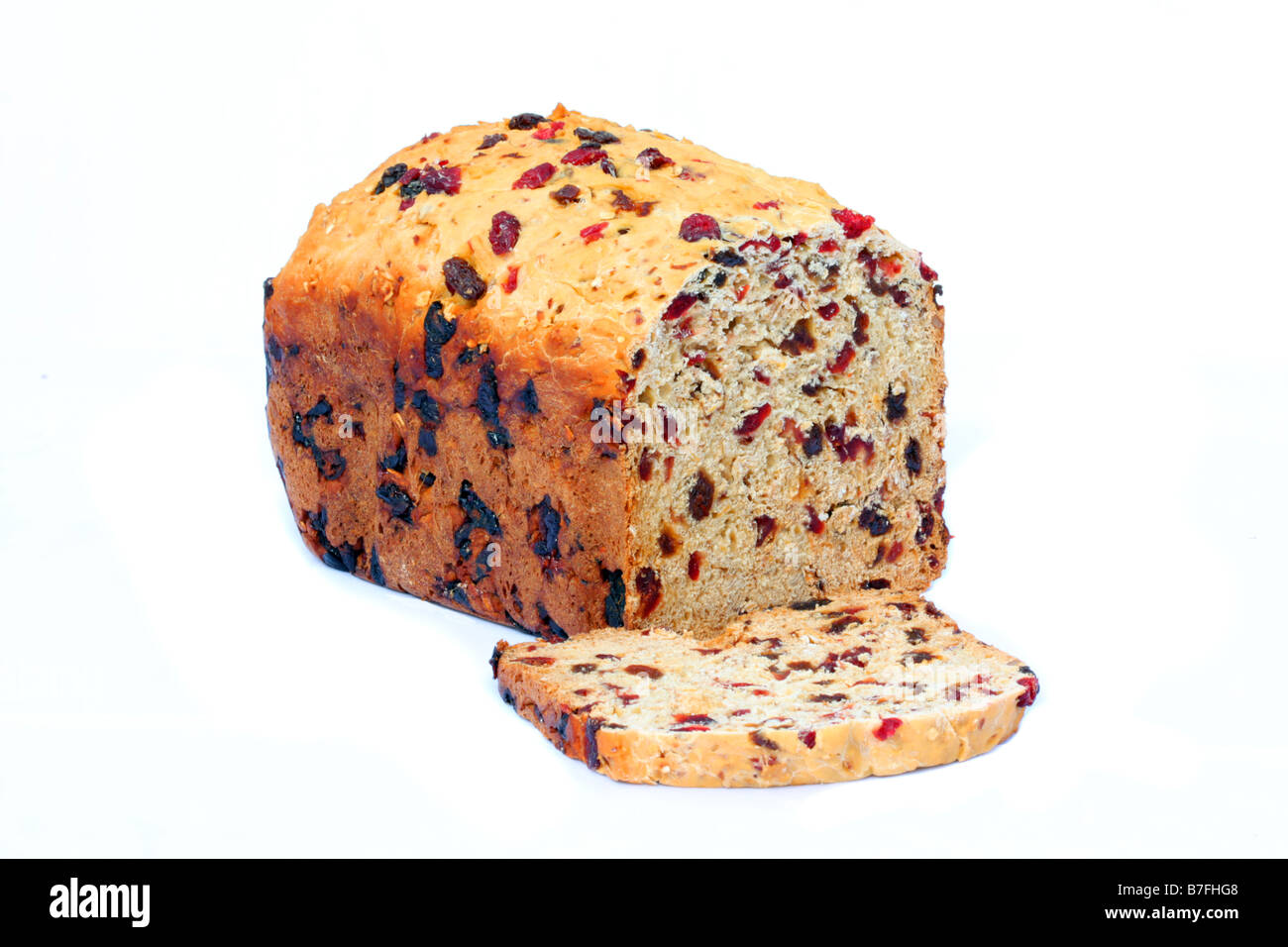 Il pane in casa pane gourmet tagliata aperta, isolato su sfondo bianco, tutto il frumento frutta e noci Foto Stock