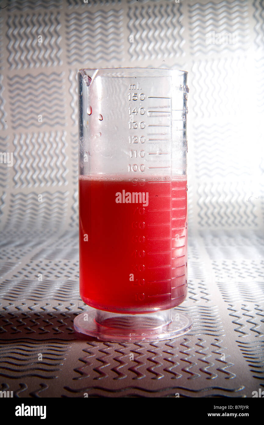 Bicchiere contiene 100 ml di liquido supersaturo senza solidi indisciolta di sinistra Foto Stock