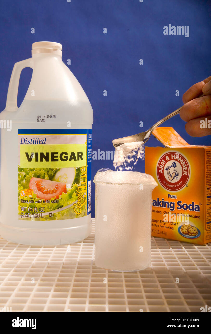 Il bicarbonato di sodio viene aggiunto a un po' di aceto per creare azione schiumogena come base e mix di acido Foto Stock