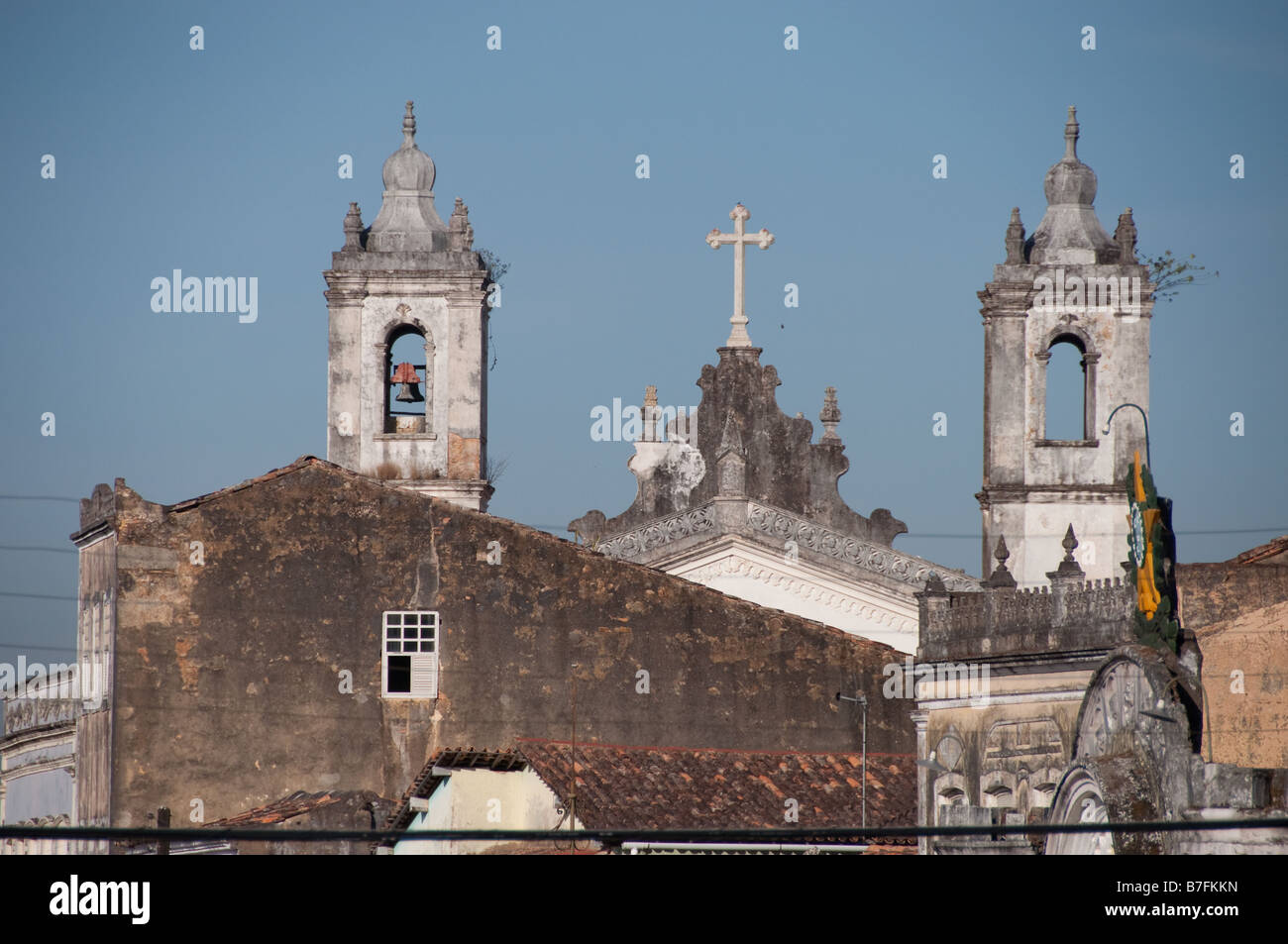 Un tetto alto vista sulla città e una chiesa Penedo Foto Stock