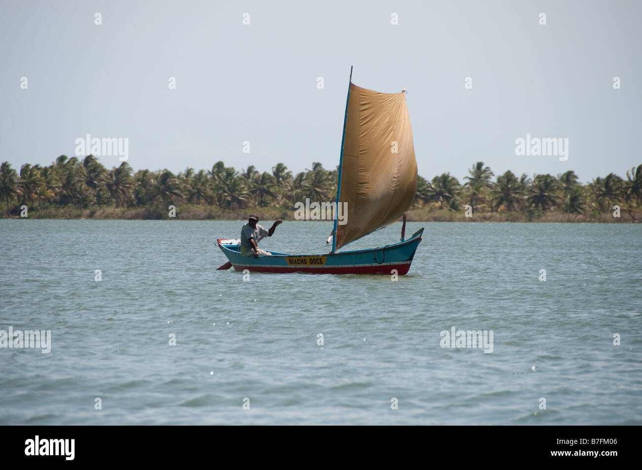 Fisherman utilizza una vela per tornare in città Piacabucu Foto Stock