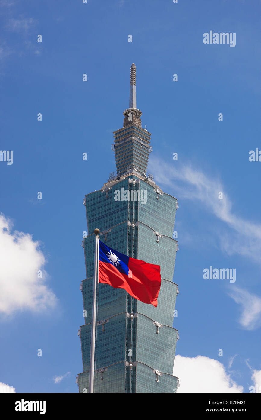 Taipei 101 con bandiera di Taiwan, Taiwan Foto Stock