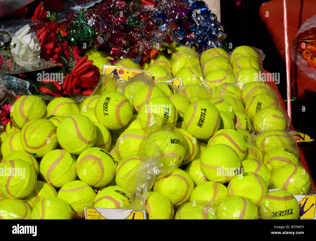 Una bancarella vendendo le palline da tennis per uso in Hmong Anno Nuovo cerimonia. Foto Stock
