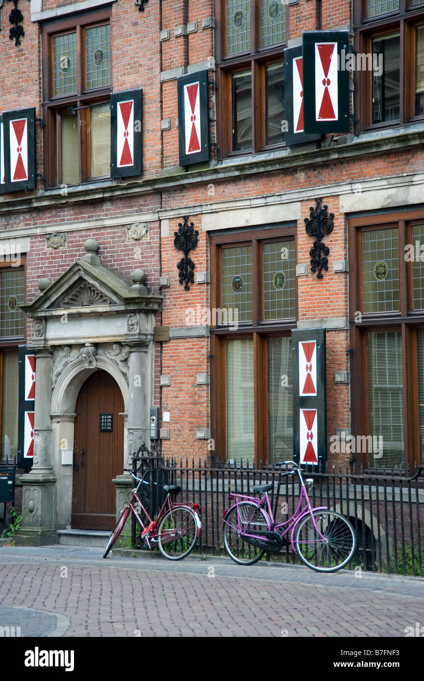 Una vecchia casa medioevale con colorati biciclette Foto Stock