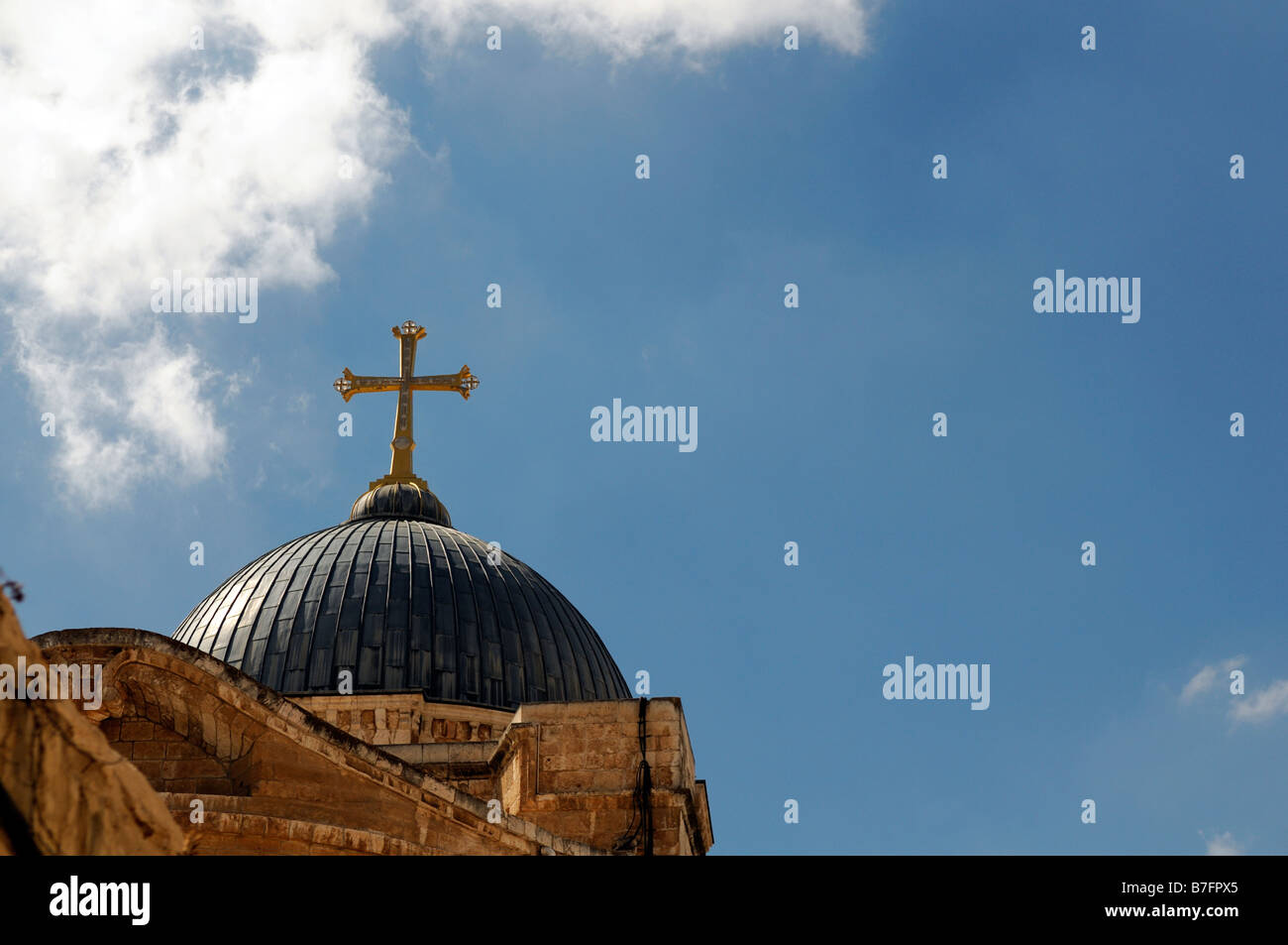Cielo blu sopra la chiesa del Santo Sepolcro strada laterale città vecchia Gerusalemme Israele Foto Stock