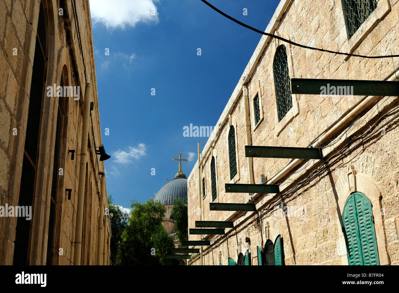 Cielo blu sopra la chiesa del Santo Sepolcro strada laterale città vecchia Gerusalemme Israele Foto Stock