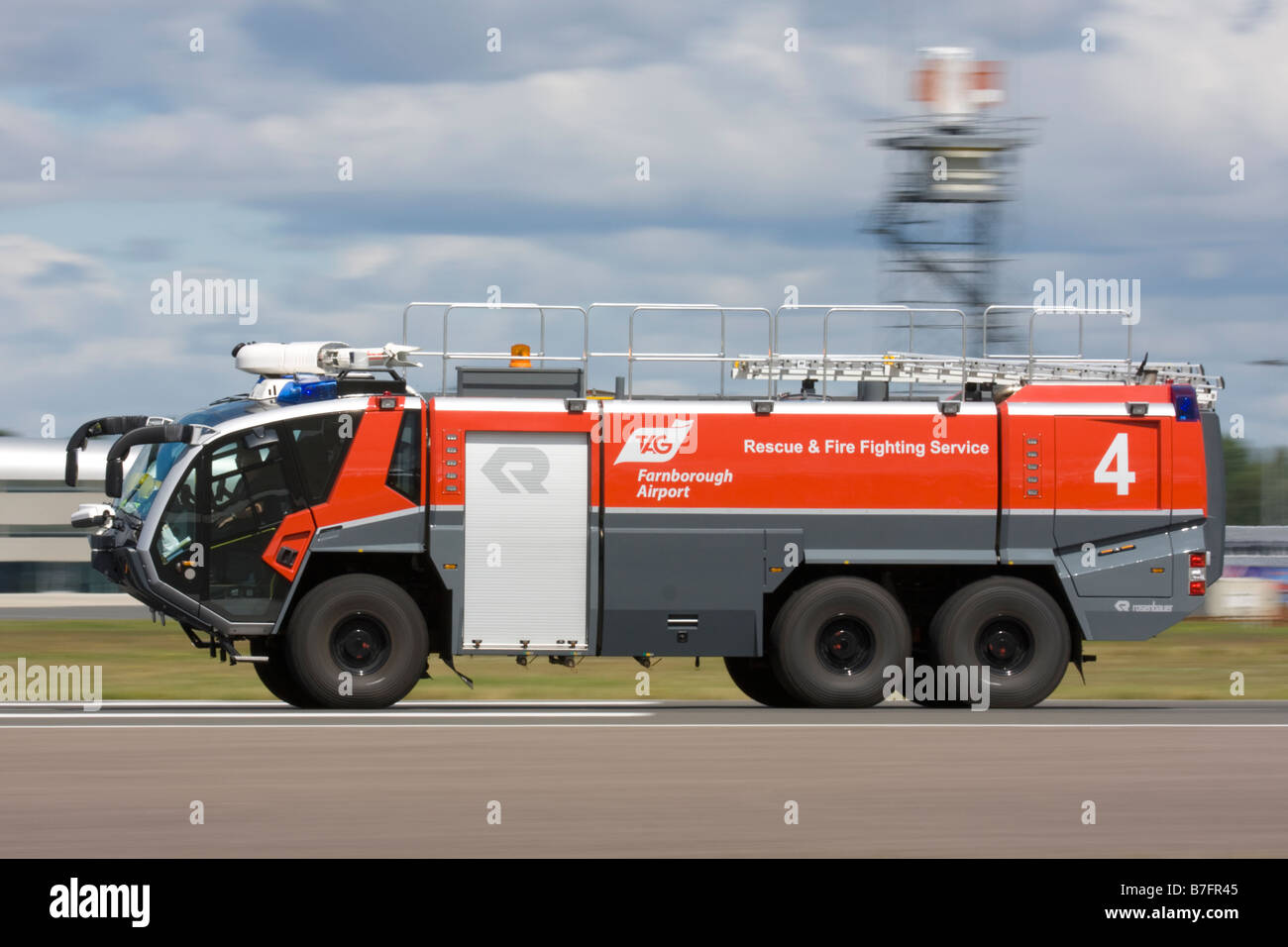 Veicolo di emergenza sulla pista di aeroporto, Farnborough Hampshire, Inghilterra, Regno Unito. Foto Stock