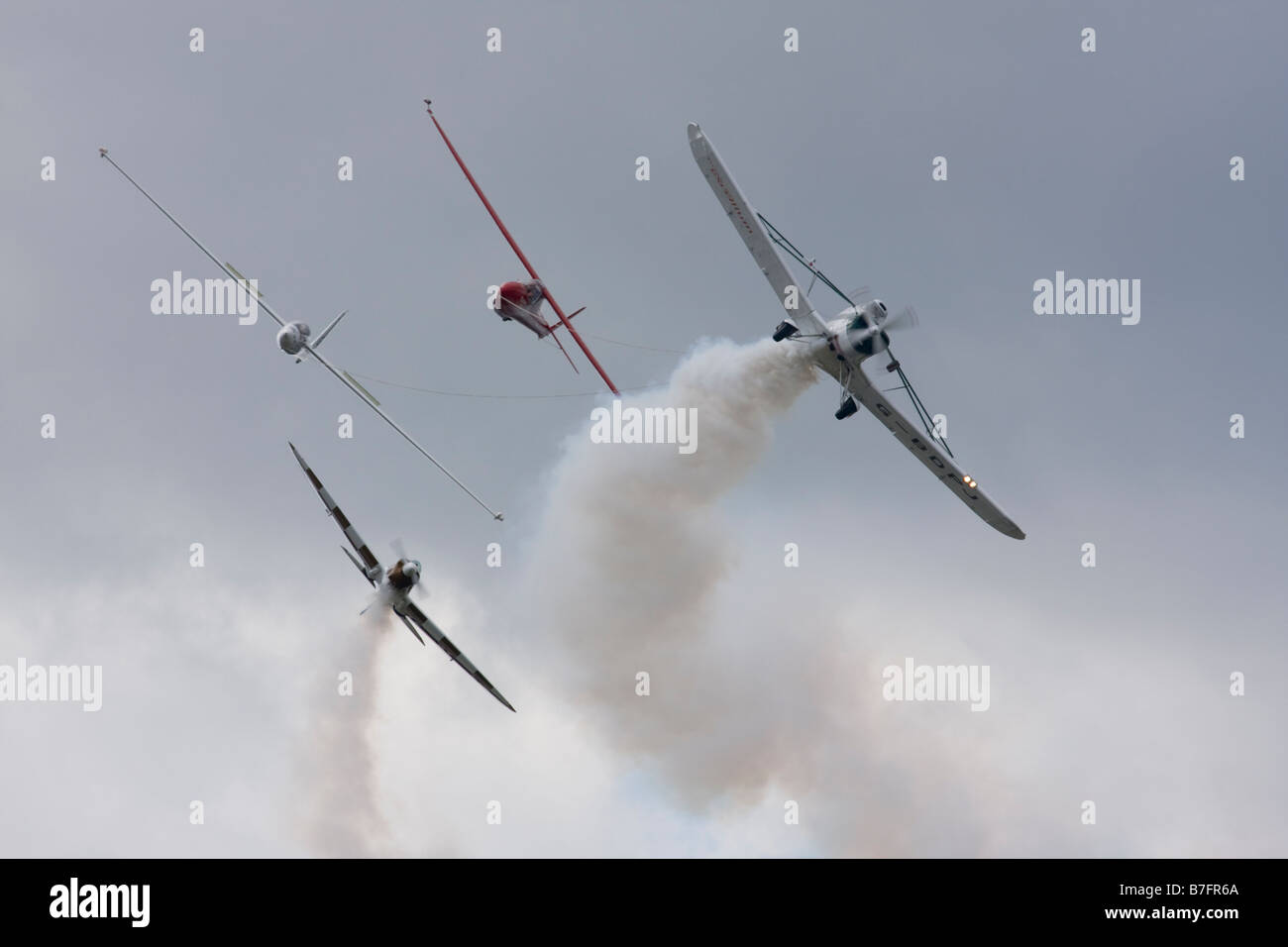 Alianti il traino da Piper PA-25-235 Pawnee B a Farnborough International Airshow 2008 REGNO UNITO Foto Stock