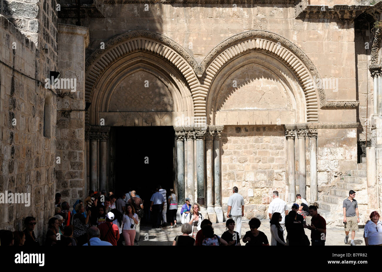 Ingresso principale facciata porta porta penitenti pellegrino la chiesa del Santo Sepolcro a Gerusalemme Israele Foto Stock