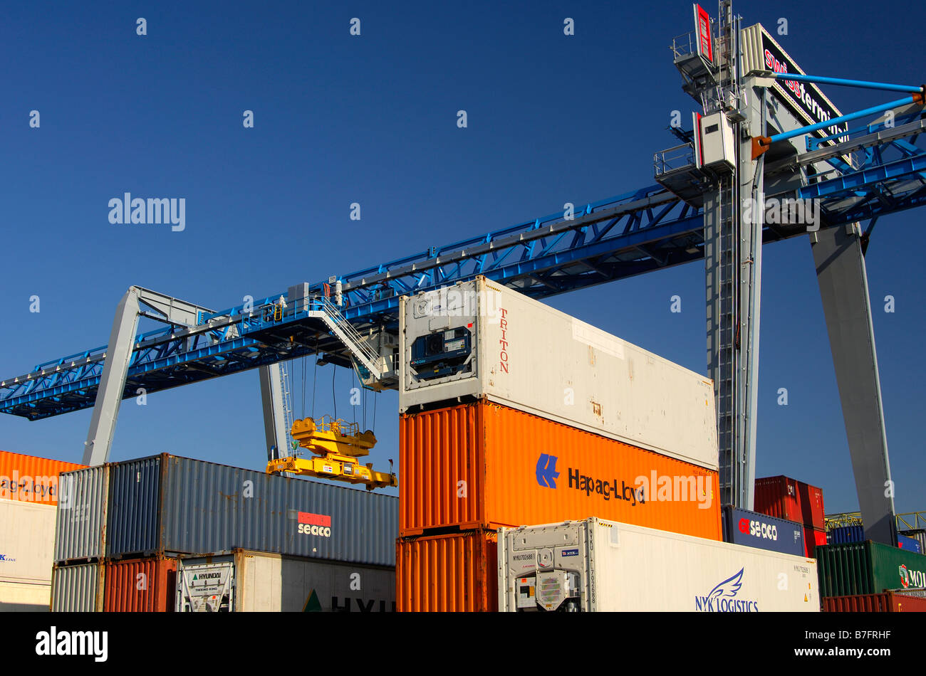 Gantry Crane presso il deposito di container della società Swissterminal AG, Frenkendorf vicino a Basilea, Svizzera Foto Stock