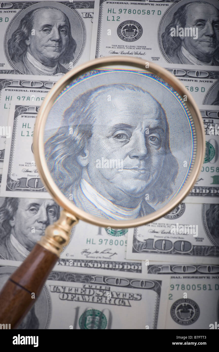 Oggetto sulla moneta bianca lente di ingrandimento con il denaro Foto Stock