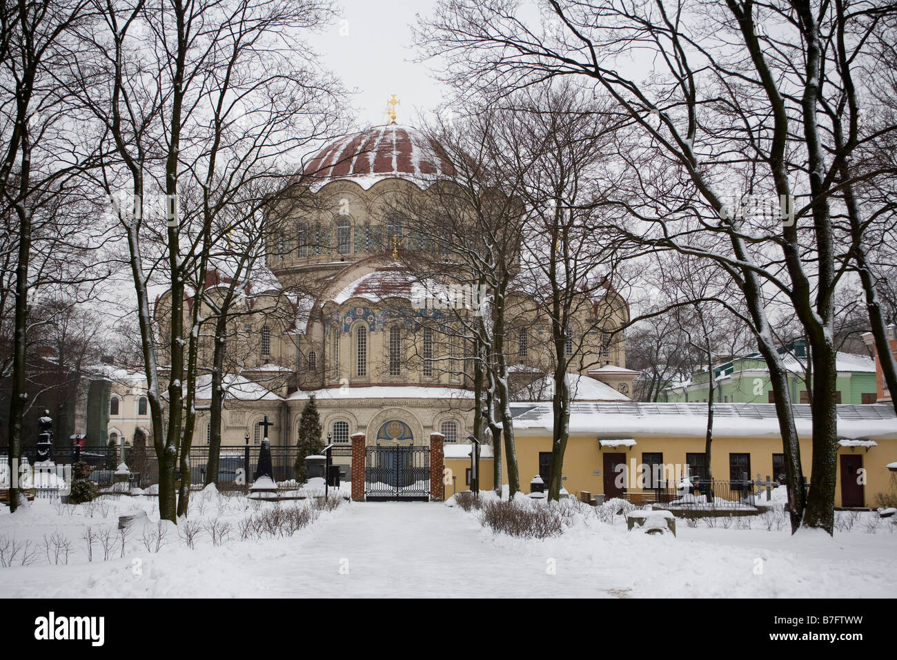 Il voskresensky novodevichy monastero chiesa di kazan. vista dal cimitero. facciata orientale. Foto Stock