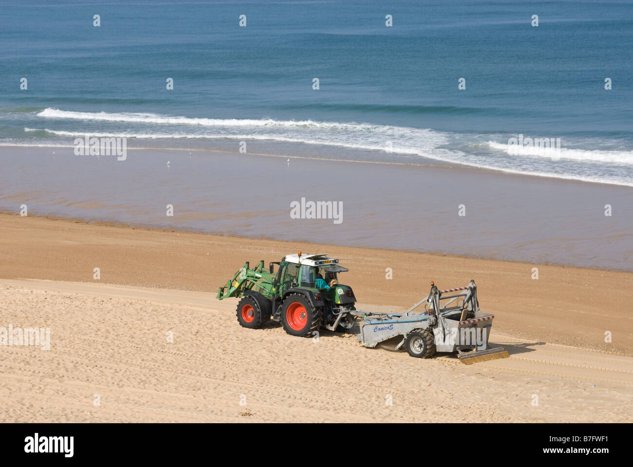 Il trattore azionato spiaggia macchina di pulizia. Foto Stock