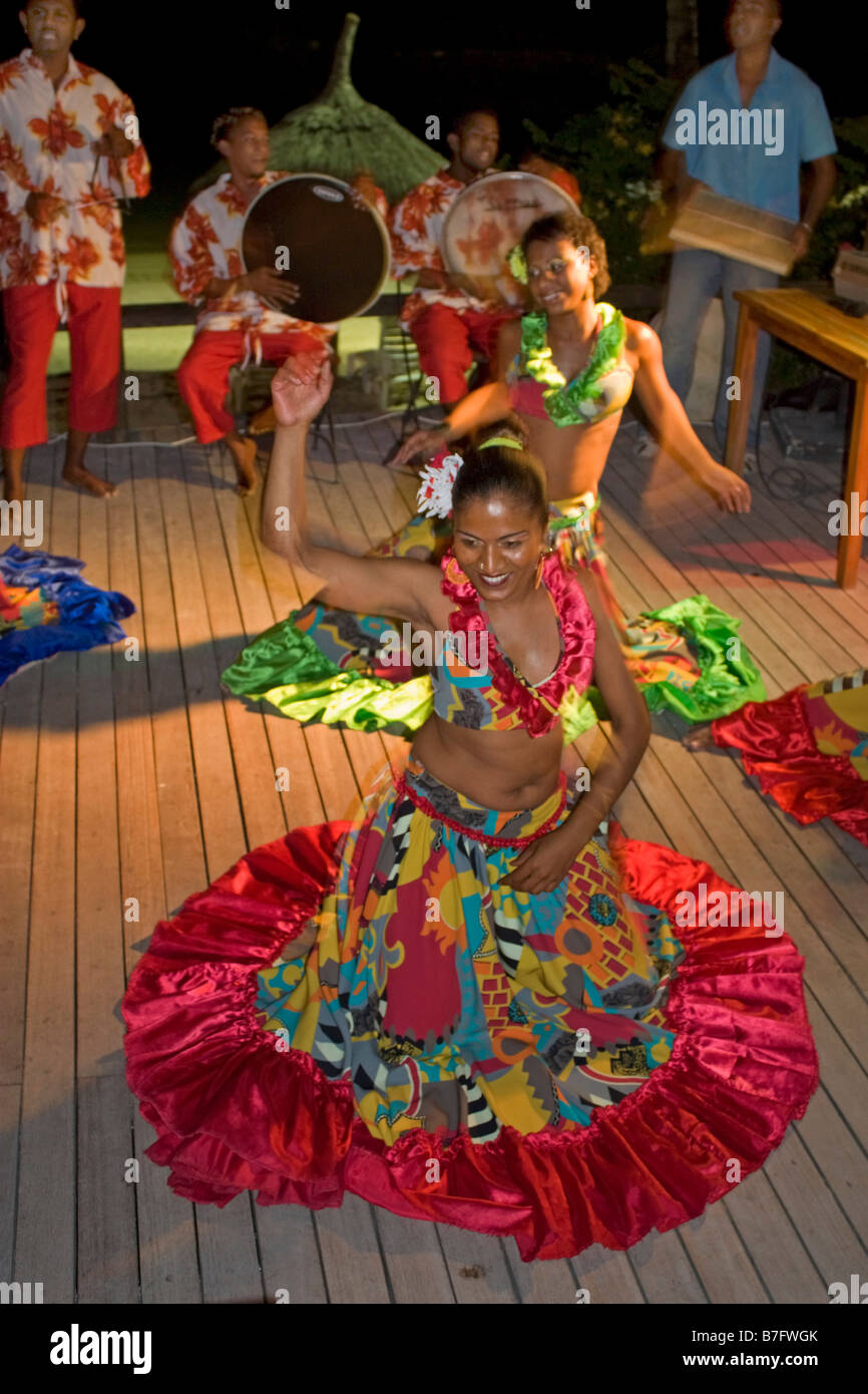 Tradizionale ballerino di Sega di eseguire in Hotel Veranda Troux aux Biches Mauritius Africa Foto Stock