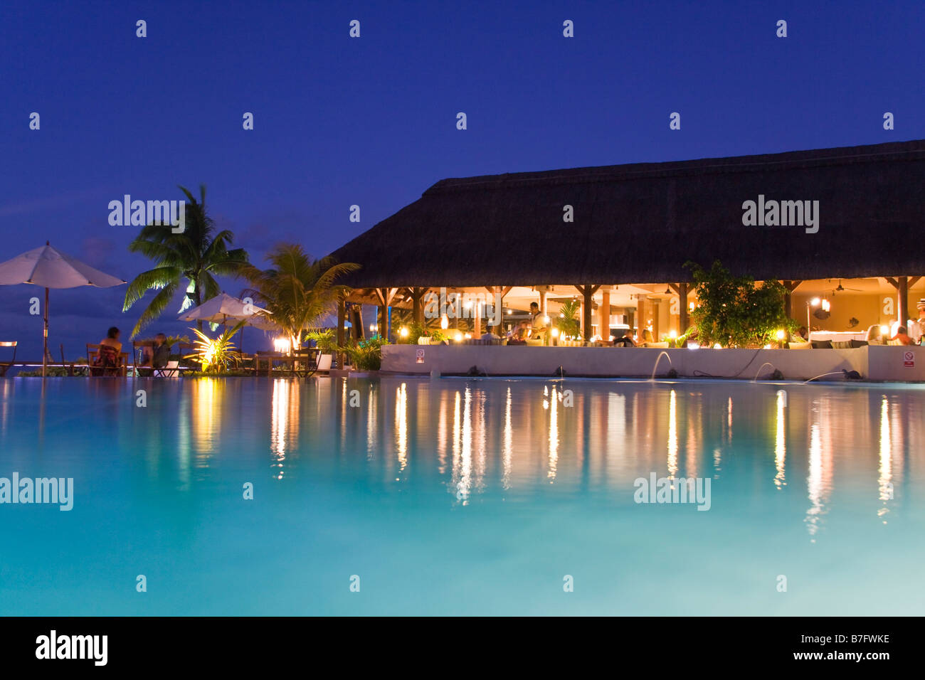 La piscina e il bar dell'Hotel di veranda Hotel Resort e Spa presso il Trou aux Biches Mauritius Africa Foto Stock