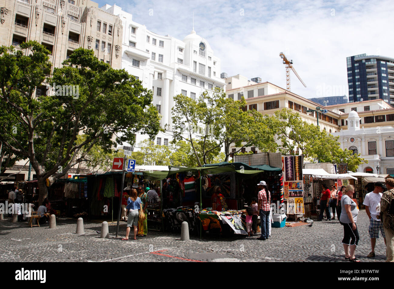 Delle bancarelle che vendono artigianato locale Piazza Greenmarket Città del Capo SUD AFRICA Foto Stock