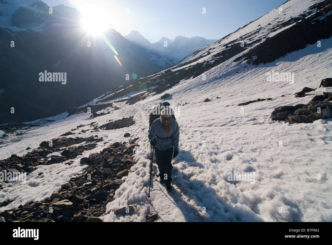 Escursionista attraversa la folla La Pass. Il Nepal Foto Stock