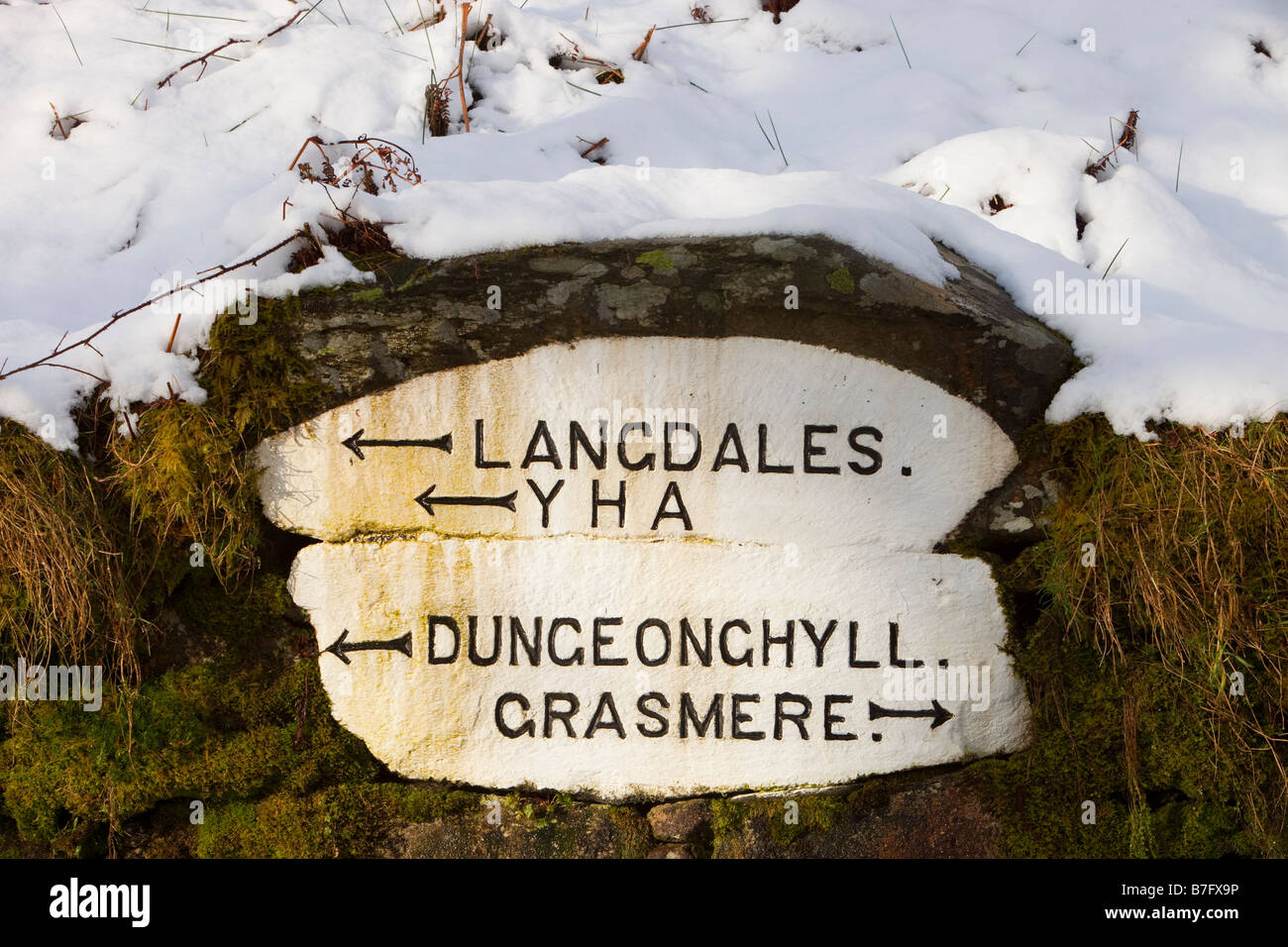 Un tradizionale vecchio cartello stradale scavata nella roccia nel Parco Nazionale del Distretto dei Laghi su Red Bank vicino a Grasmere Regno Unito Foto Stock