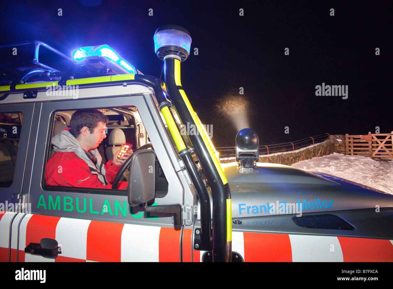 Un Langdale Ambleside Mountain Rescue Team Landrover uscire di notte sotto red ghiaioni nel distretto del lago REGNO UNITO Foto Stock