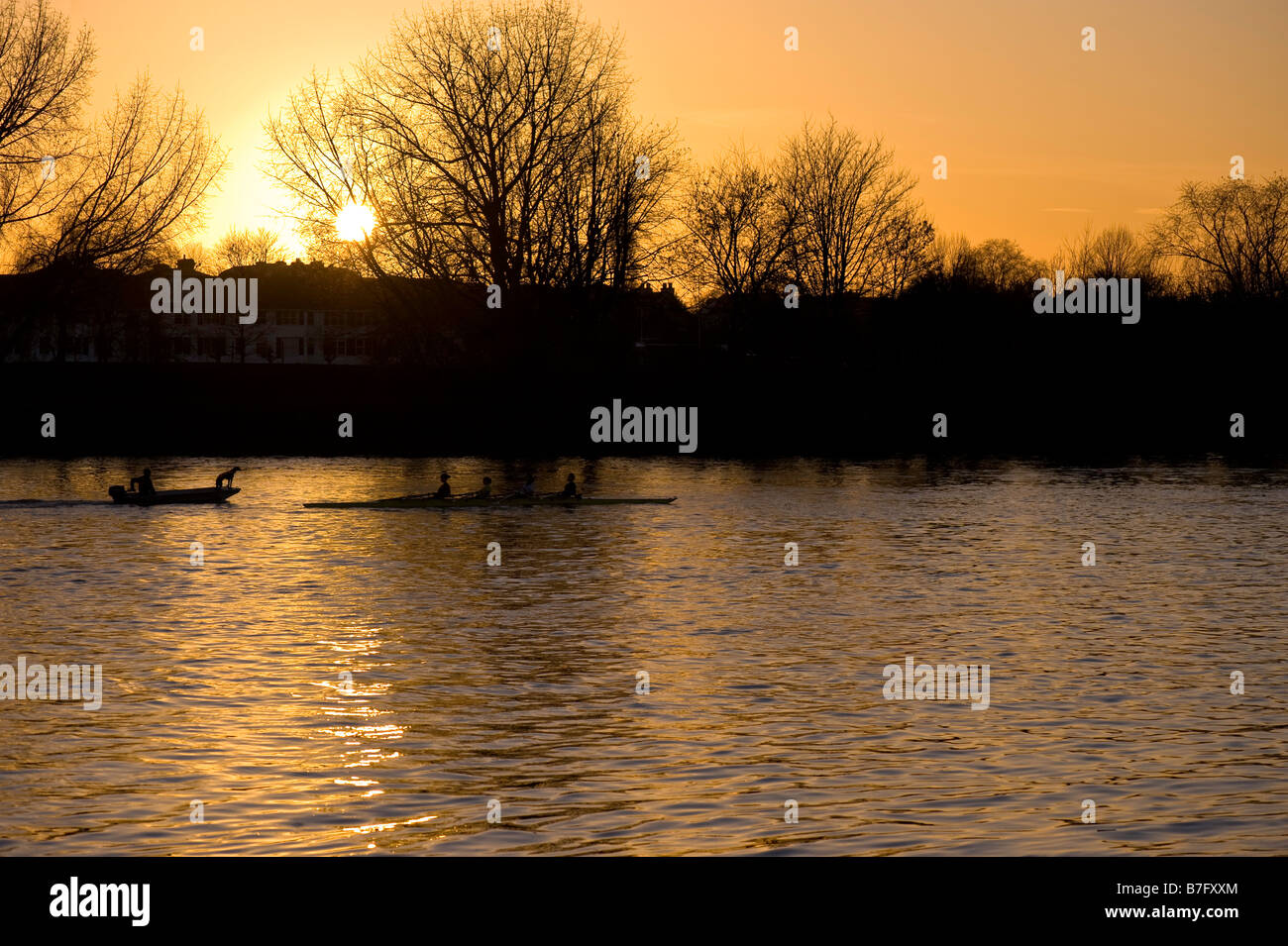 Il fiume Tamigi al crepuscolo Hammersmith W6 London Regno Unito Foto Stock