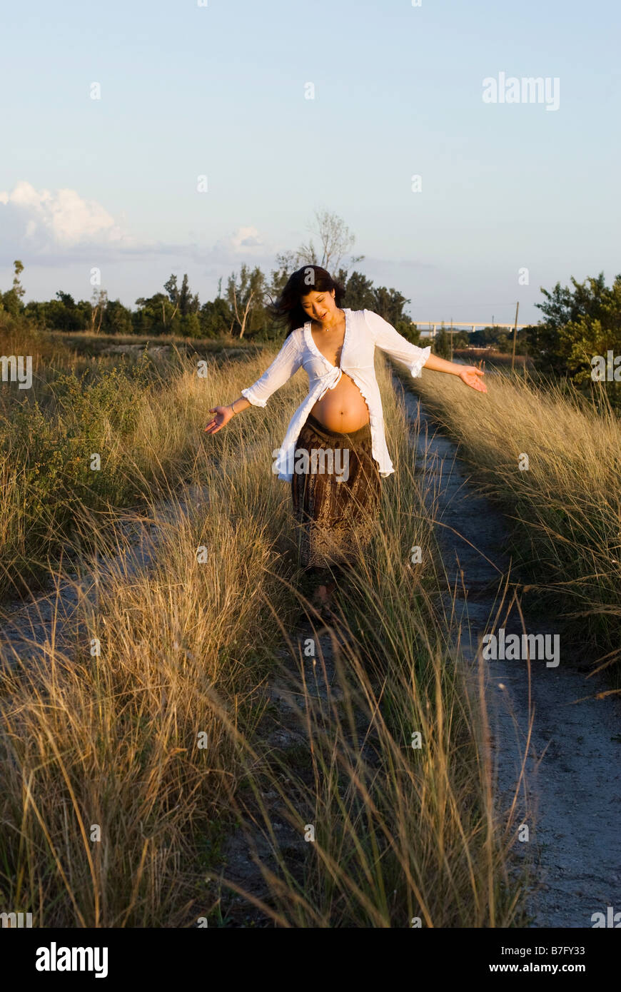 Prenatale a sparare in Everglades, lifestyle ritratto Foto Stock