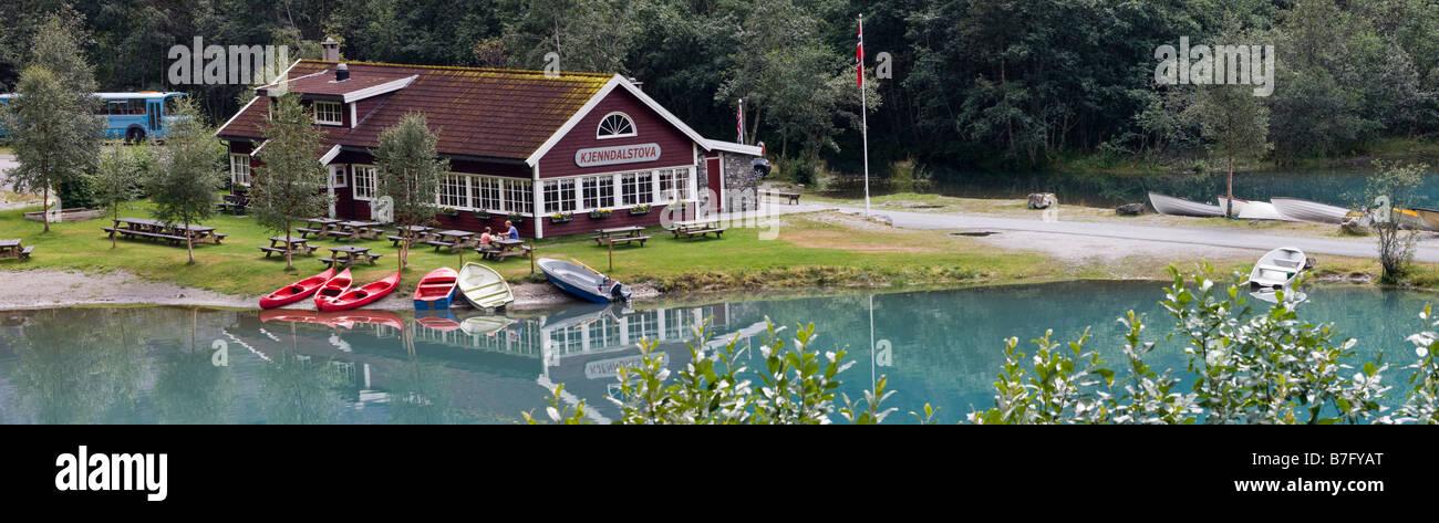 Viaggio panoramico fotografia di piccolo turista al Tavolo picnic, scenic Cafe Kjenndalstova, acqua, barche in rotta per Jostedalsbreen National Park, Norvegia Foto Stock