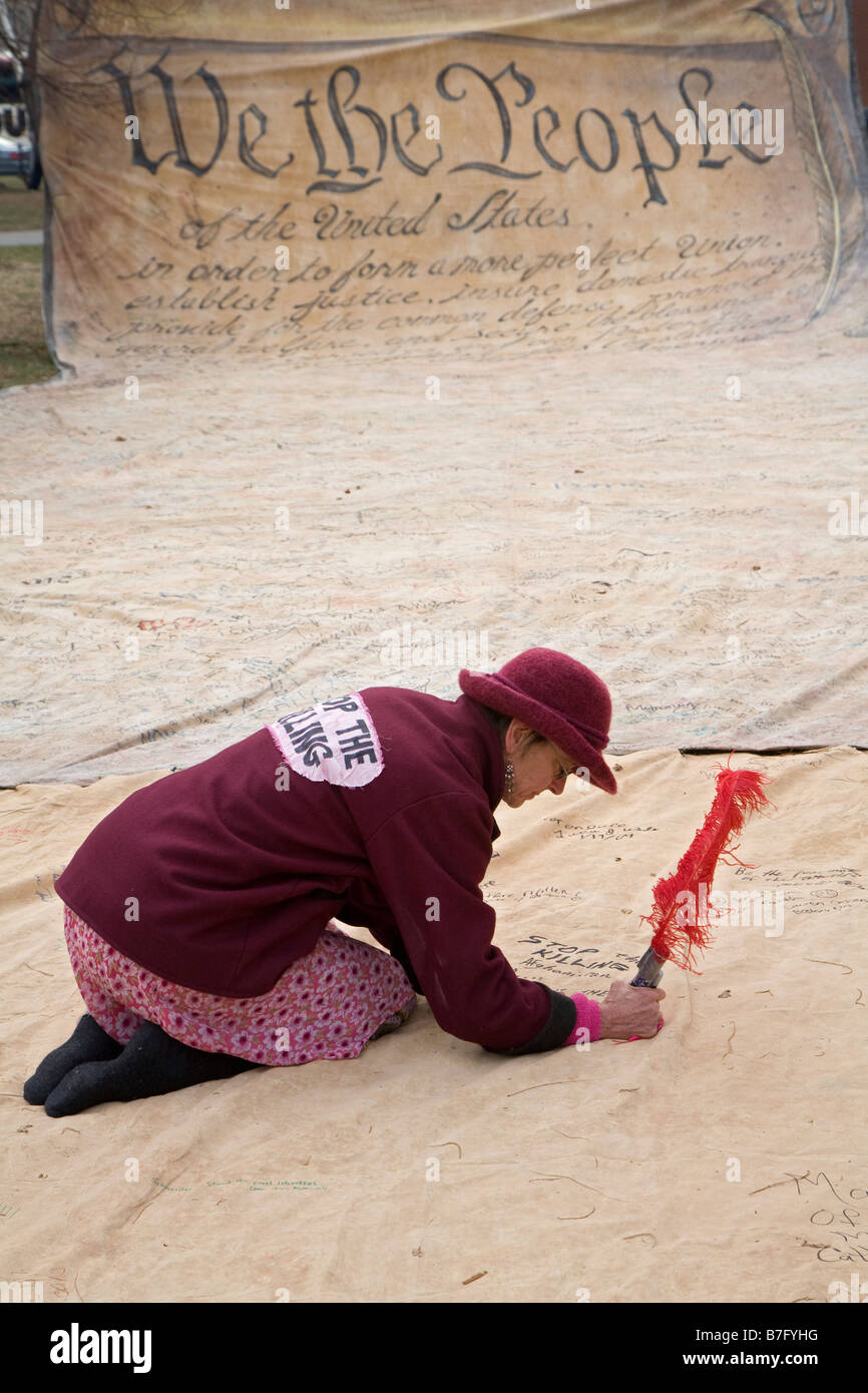 Donna di nome segni di replica del preambolo della Costituzione degli Stati Uniti Foto Stock