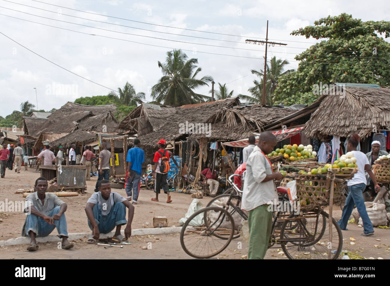 Villaggio keniano vita intorno a Mombasa Kenya Foto Stock