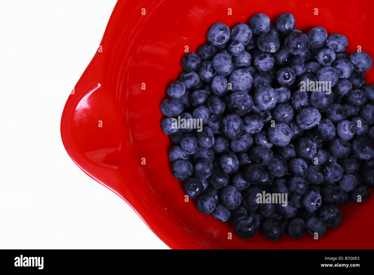 Foto di stock di un Rosso ciotola di mirtilli freschi Foto Stock