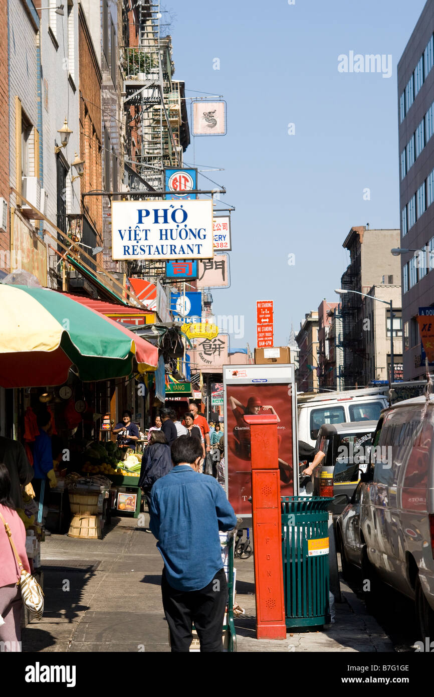 La gente che camminava per le strade di Chinatown Foto Stock