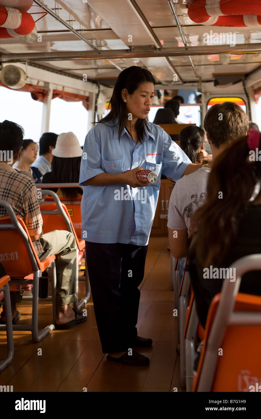 Venditore di biglietti sul Fiume Chao Phraya Traghetto Bangkok in Thailandia Foto Stock