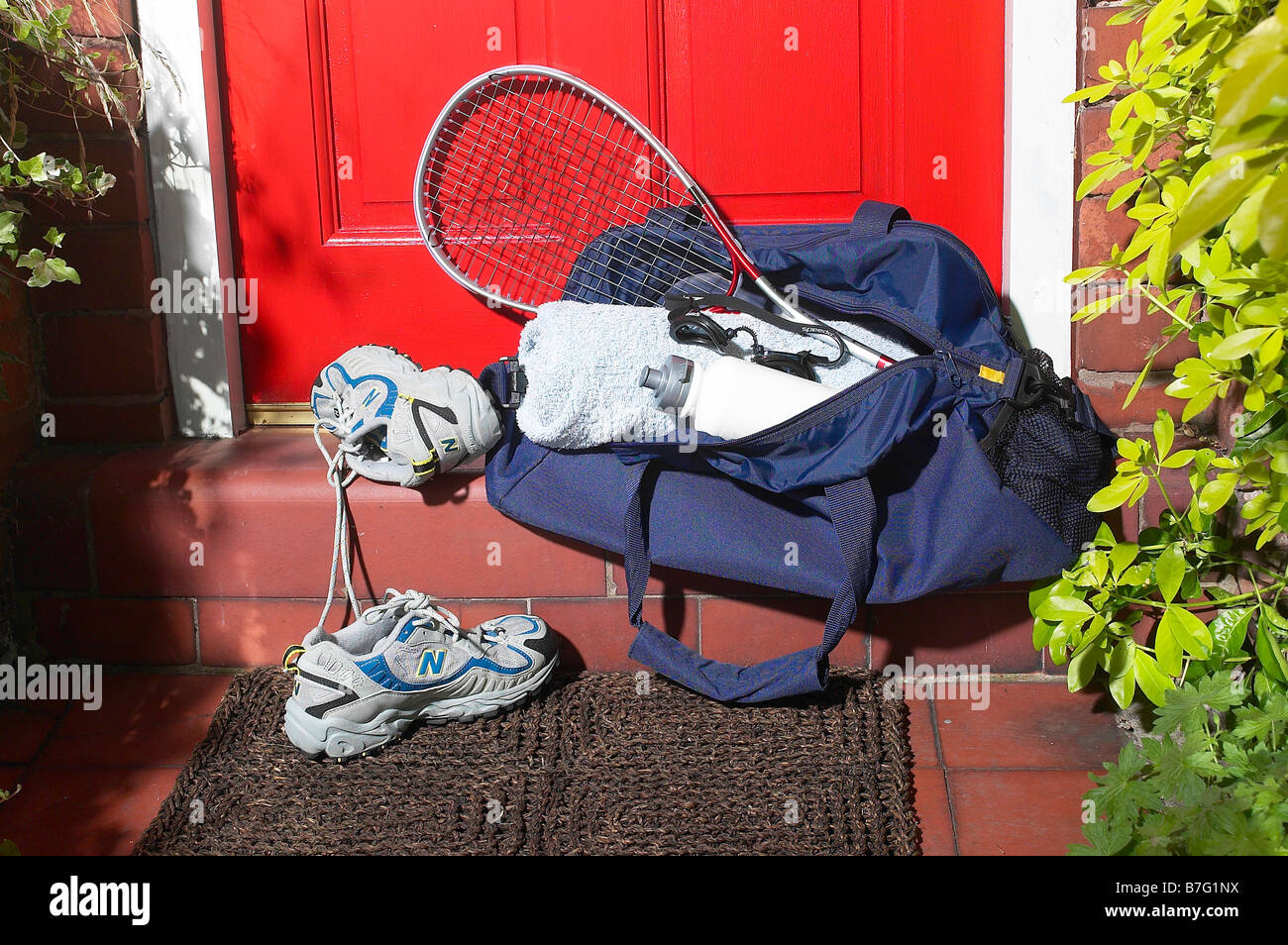 Sacca sportiva in corrispondenza di una porta anteriore Foto Stock