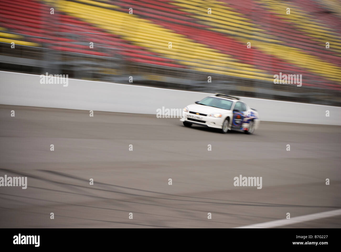 Un ritmo Autonoleggio facendo un giro al Michigan International Speedway di Brooklyn, Michigan, Stati Uniti d'America. Foto Stock