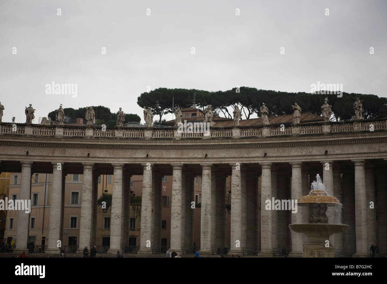 Colonnato attorno a piazza San Pietro a Roma Italia Foto Stock