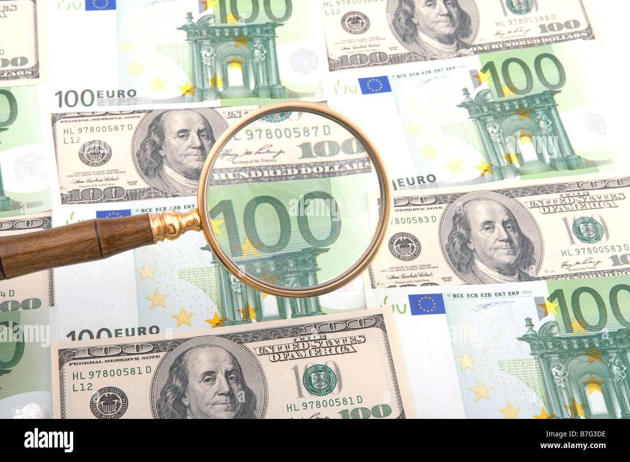 Oggetto sulla moneta bianca lente di ingrandimento con il denaro Foto Stock