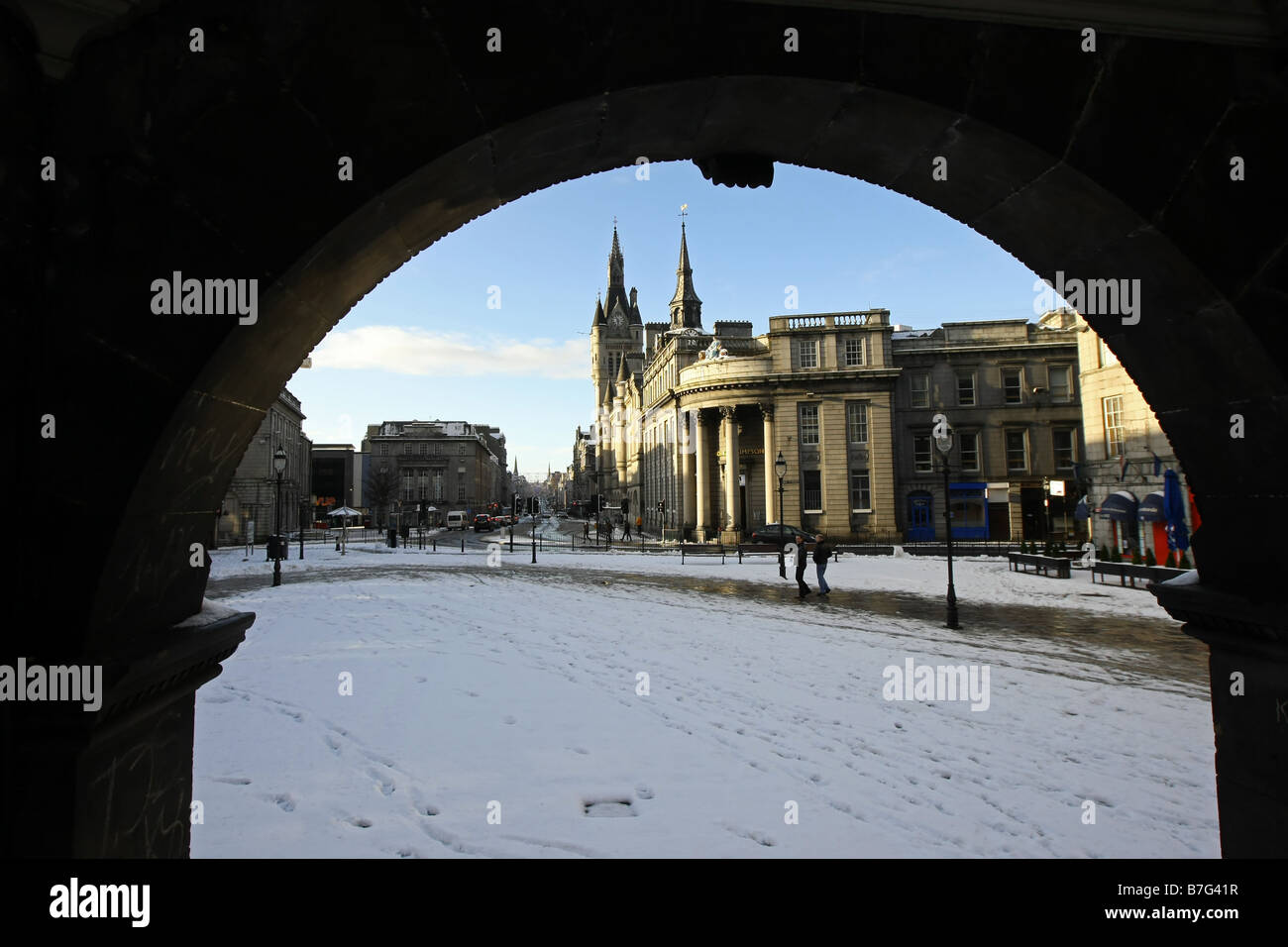 Castlegate in Aberdeen, Scozia, con il Mercat Cross in primo piano e il Townhouse e union St in background Foto Stock