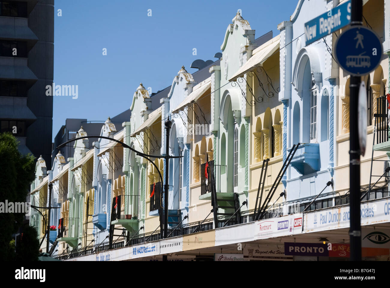 La missione spagnola architettura in stile, Nuovo Regent Street, Christchurch, Canterbury, Nuova Zelanda Foto Stock