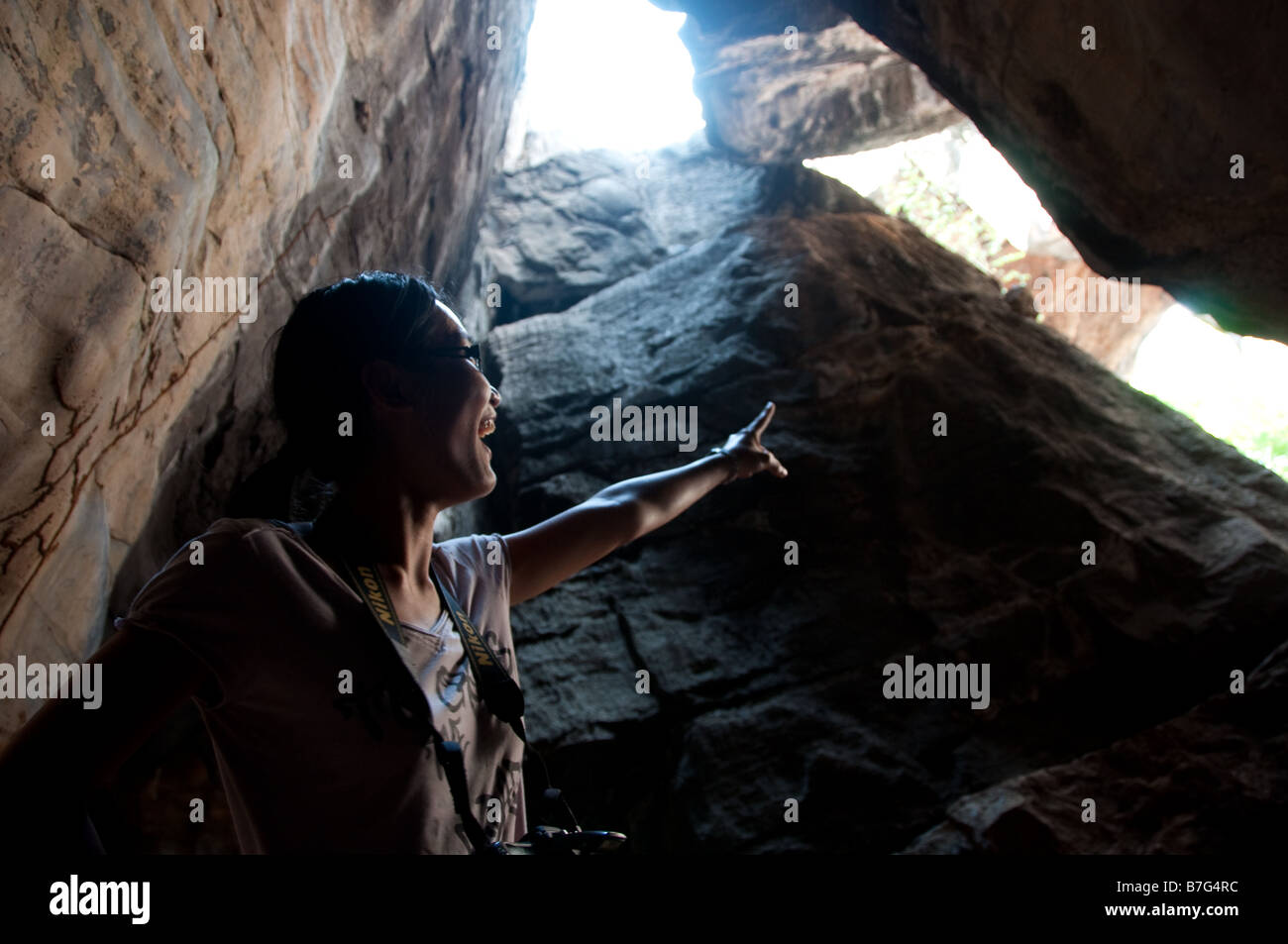 Un turista punti a un gap in una grotta 06 11 2008 Barreiras Bahia Brasile Foto Stock